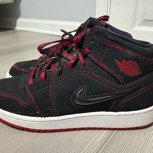 Nike Women's Sneakers Black and Red